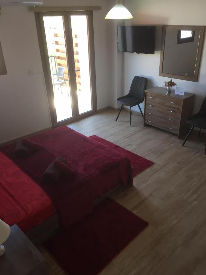 Love Holiday Suite 1 Tris Elies Екстериор снимка